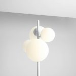 lampa-stojaca-z-bialymi-kloszami-designerskie-oswietlenie-podlogowe
