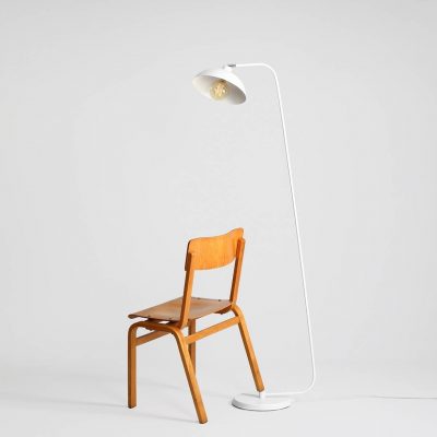 biala-lampa-podlogowa-w-nowoczesnym-stylu-industrialna-lampa-stojaca