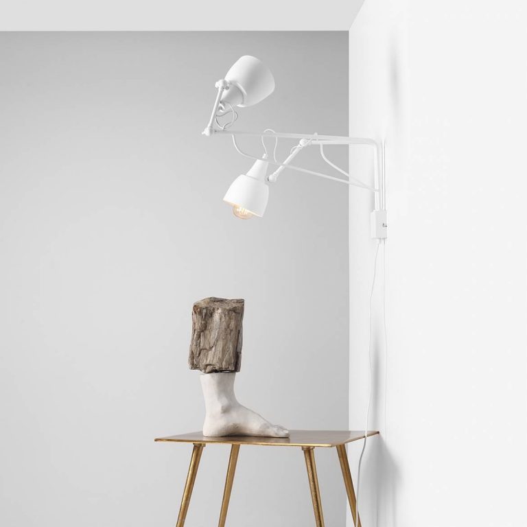 biala-lampa-scienna-z-regulacja-do-sypialni