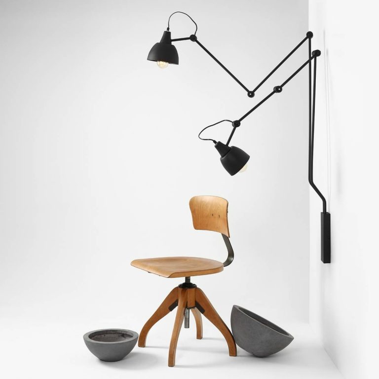 czarny-kinkiet-na-sciane-z-dwoma-kloszami