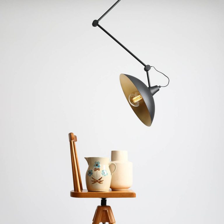 regulowana-lampa-sufitowa-ze-zlotym-wnetrzem