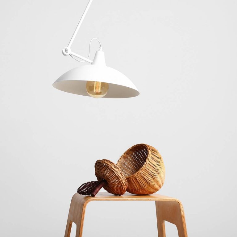 industrialny-plafon-sufitowy-z-przegubami