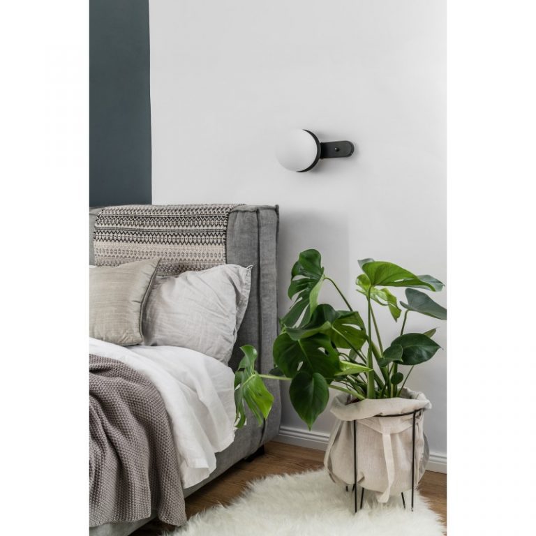 czarna-lampa-scienna-do-sypialni