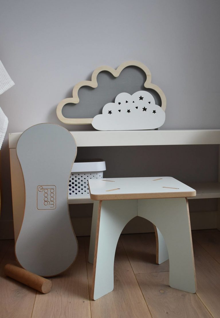 szara-lampka-dziecieca-w-ksztalcie-chmurki