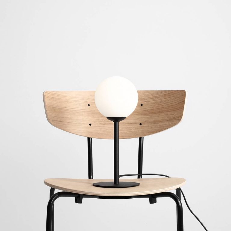 prosta-lampka-stolowa