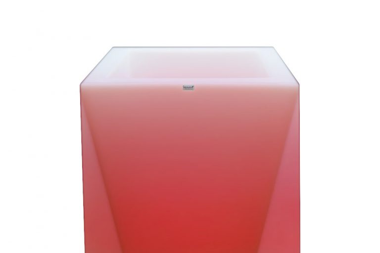 donica_nevis_led_rgb_detal_logo_czerwony