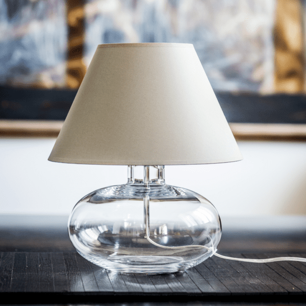 lampka-nocna-z-transparentna-podstawa-nowoczesne-lampki-stolowe-stylowe-oswietlenie-do-pokoju