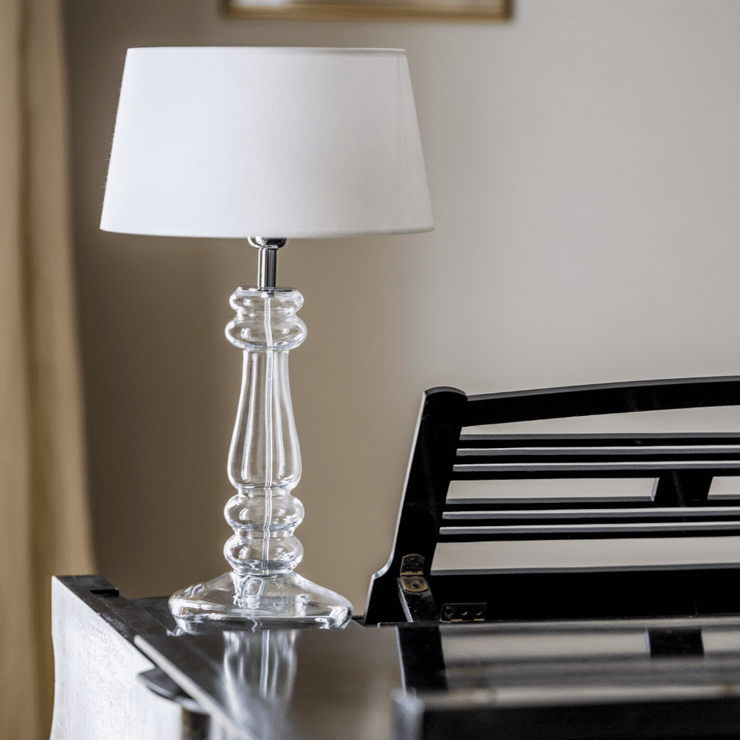 lampa-stolowa-z-bezbarwna-podstawa-elegancka-lampa-oswietlenie-stolowe