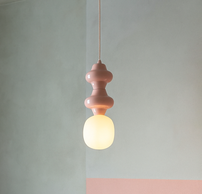 Pojedyncza lampa wisząca Vilrosa B na białym stelażu