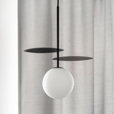 Czarna lampa wisząca z mlecznobiałym kloszem FYLLO A