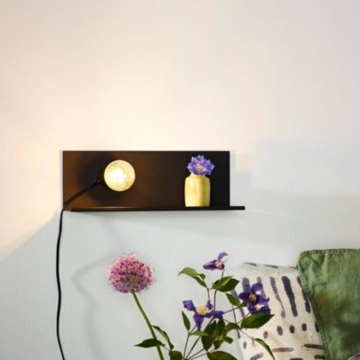 Czarna lampa ścienna Sebo z półką
