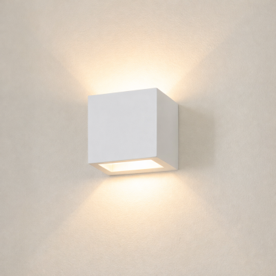 Biała lampa ścienna w geometrycznej formie Gipsy Cube