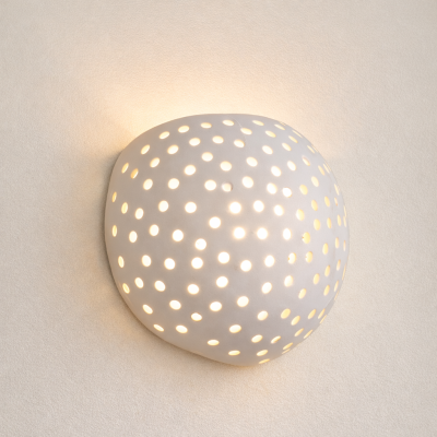 Biały kinkiet z dziurkami Gipsy Perforated