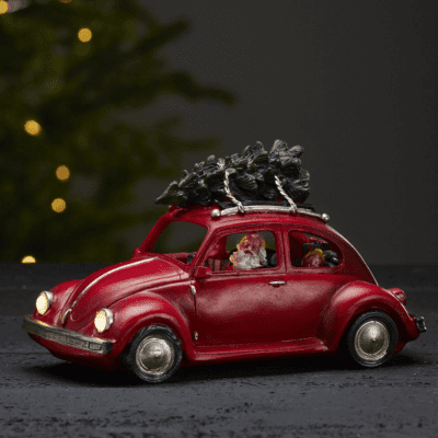 Scenka dekoracyjna ze św. Mikołajem w czerwonym samochodzie