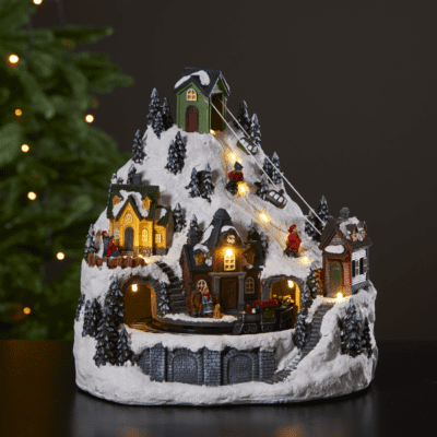 Scenka dekoracyjna zimowy krajobraz z jeżdżącym pociągiem