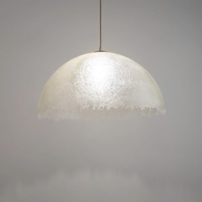 Stylowa lampa wisząca Svein z kloszem w mlecznym kolorze