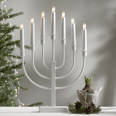 Biały świecznik o klasycznym designie