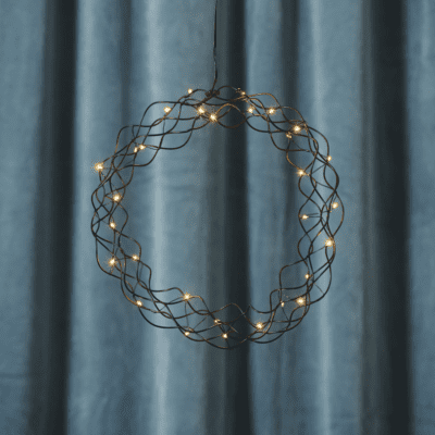 Czarna dekoracja wisząca w formie wianka Curly