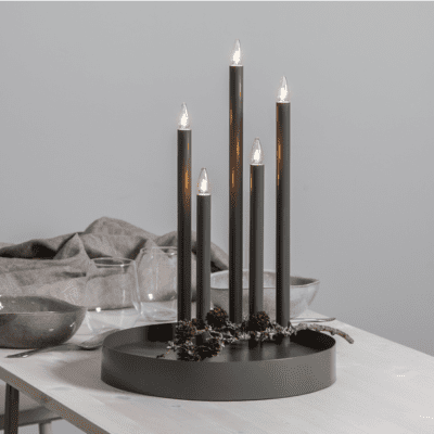 Czarny świecznik z ozdobną tacą