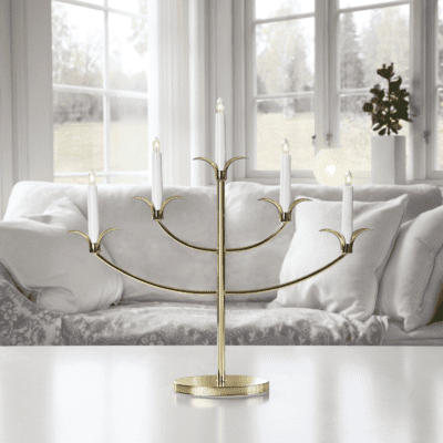 Elegancki świecznik z metalu