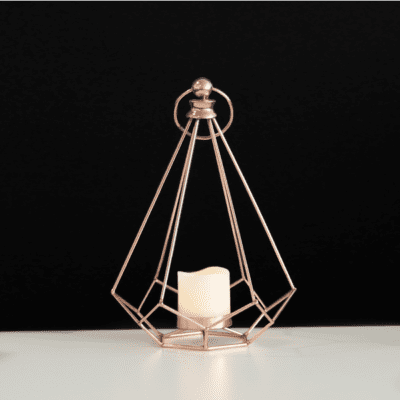 Geometryczny świecznik w miedzianym kolorze