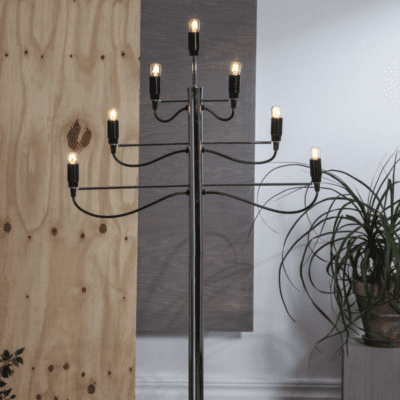Metalowy świecznik podłogowy z czarnymi detalami