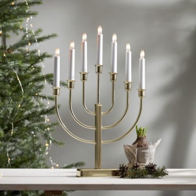 Klasyczny świecznik w kolorze mosiężnym