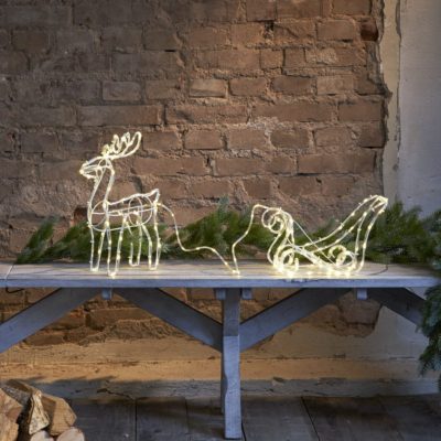 Renifer ciągnący sanie - dekoracja LED na taras