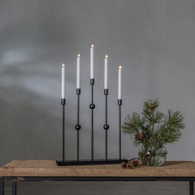 Czarny świecznik świąteczny do salonu