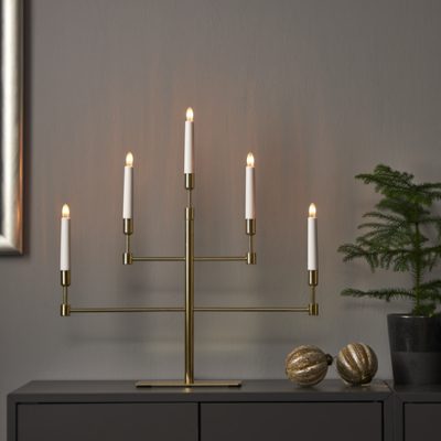 Metalowy świecznik do klasycznych wnętrz