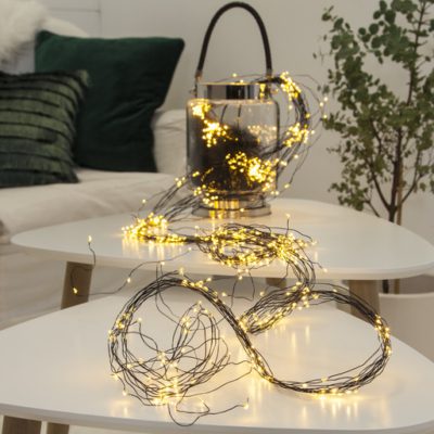 Lampki LED złożone z 36 czarnych drucików