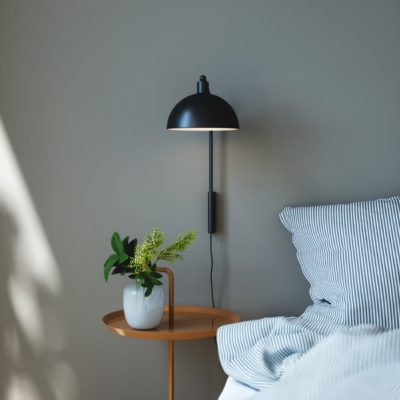 Czarna lampa ścienna Ellen o prostej formie