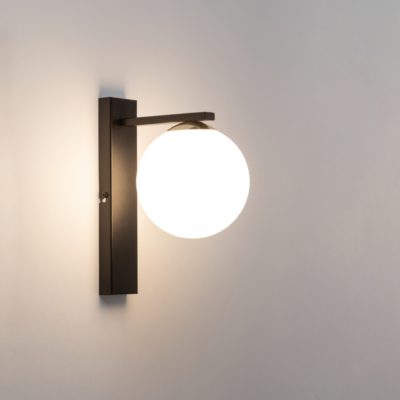 Elegancka lampa ścienna Bera ze szklaną kulą