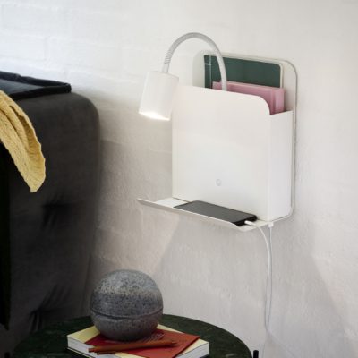 Biała lampka ścienna Roomi z regulowanym ramieniem