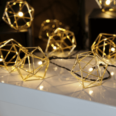Złota girlanda LED z metalowymi abażurami