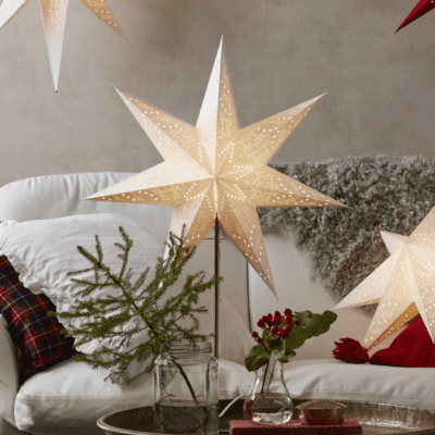 Dekoracyjna gwiazda Gaia stojąca w białym kolorze