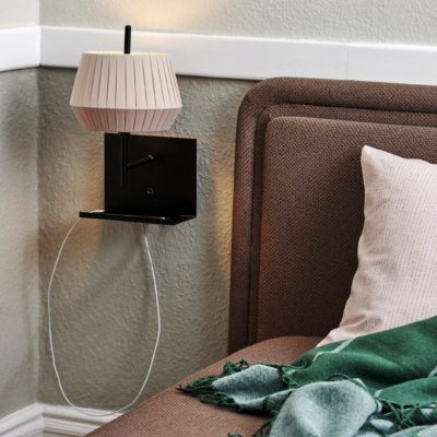 Funkcjonalny kinkiet ścienny Dicte z półką