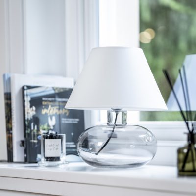 Lampa stołowa Bergen na transparentnej podstawie