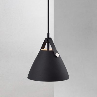 Czarna lampa wisząca Strap z metalowym kloszem