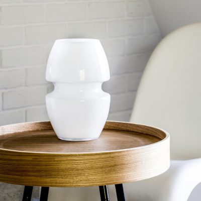 Nietypowa lampa stołowa Asola wykonana ze szkła