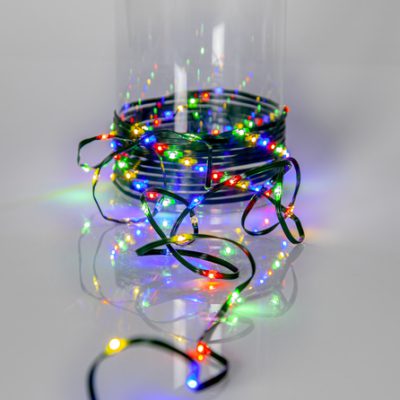 Multikolorowe lampki LED na płaskim przewodzie