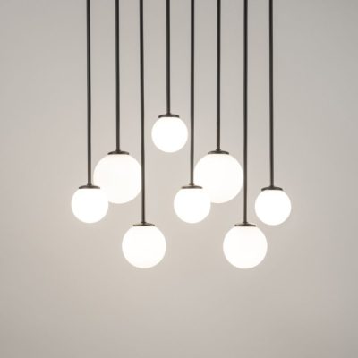 Lampa sufitowa Damazy 8 z mlecznobiałymi kulami