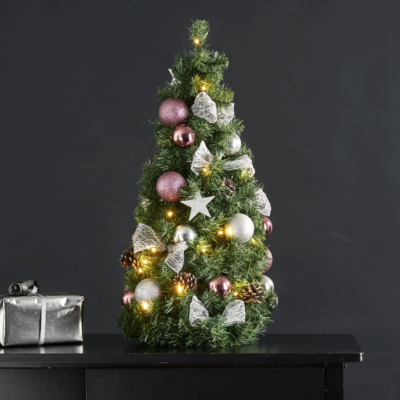 Choinka Kim z ozdobami i oświetleniem