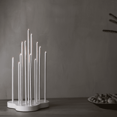 Świecznik świąteczny Azalia w kolorze śnieżnej bieli