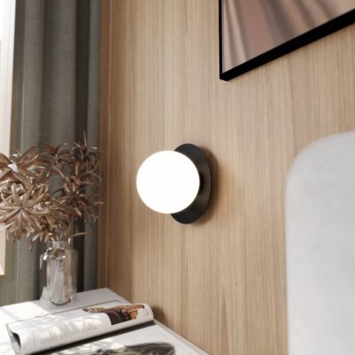 Nowoczesny kinkiet ścienny Bumblebee z białym kloszem