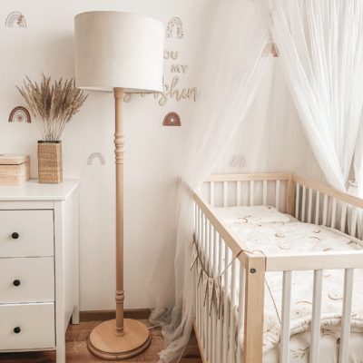Kremowa lampa podłogowa Velvet do pokoju dziecięcego