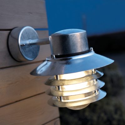 Nowoczesny kinkiet elewacyjny Vejers w srebrnym kolorze