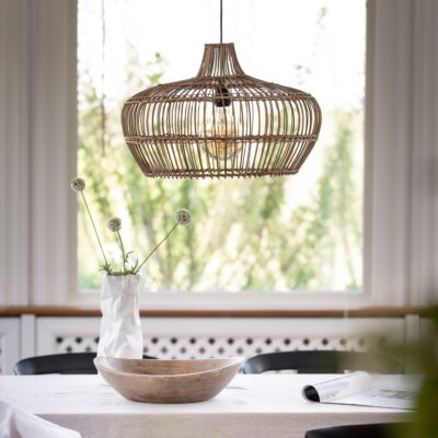 Subtelna lampa wisząca z rattanowym abażurem Kisha