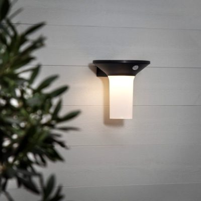 Solarny kinkiet elewacyjny Judith z czujnikiem zmierzchu