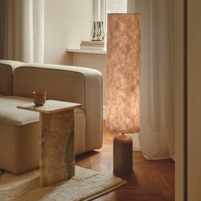 Nowoczesna lampa podłogowa Talli na beżowej podstawie